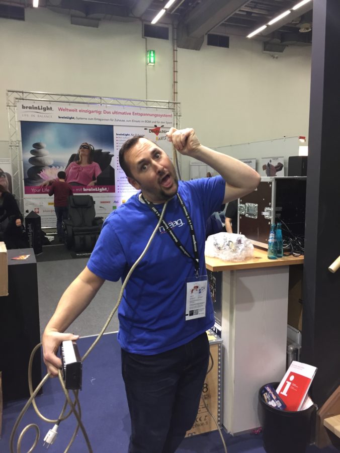 Akustikstoff.com @ Musikmesse 2017 – Cliff from Mäag Audio fighting with a power cord